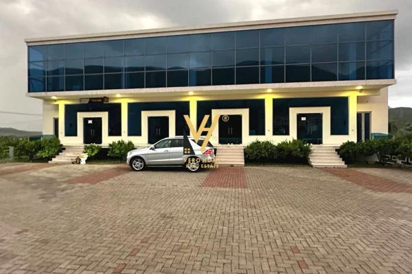 Ambiente Commerciale in Affitto 6+1 a Tirana - 4,800 Euro