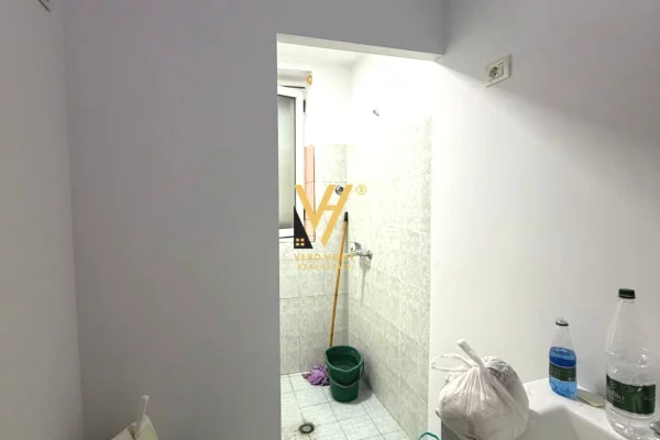 Ambient biznesi me qera 3+1 ne Tirane - 40,000 Leke