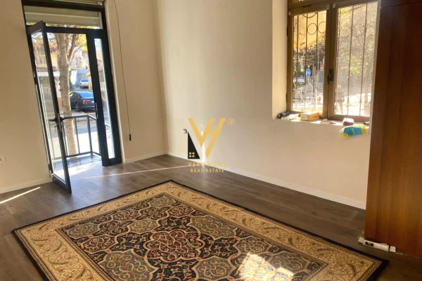 Ambiente Commerciale in Affitto 3+1 a Tirana - 1,500 Euro