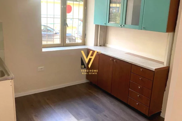 JEPET AMBIENT BIZNESI 75 M2 ME QIRA TE RRUGA E DIBRES 1.500 EURO