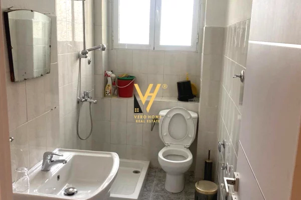 Ambiente Commerciale in Affitto 3+1 a Tirana - 1,500 Euro