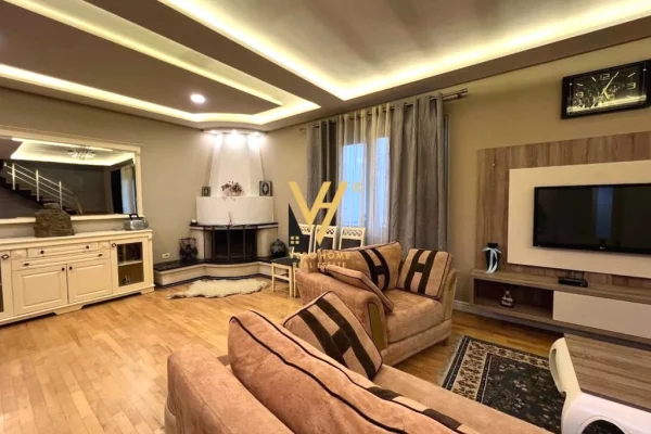 Shtepi me qera Vila Luksoze ne Tirane, 3+1, Mobilimi E mobiluar, Pagesa 900  Euro.