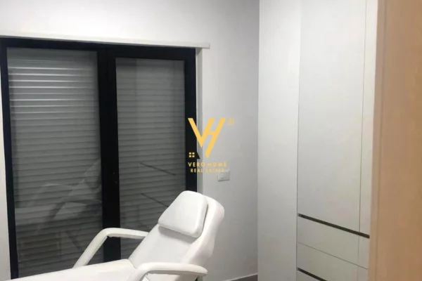 Ambient biznesi me qera 3+1 ne Tirane - 75,000 Leke