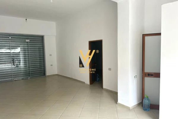 JEPET AMBIENT BIZNESI 140 M2 ME QERA TE RRUGA E KAVAJES 90.000 LEKE