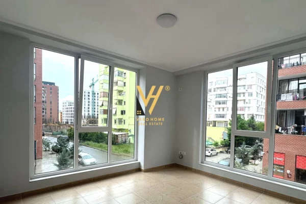 Ambient biznesi me qera 3+1 ne Tirane - 1,300 Euro