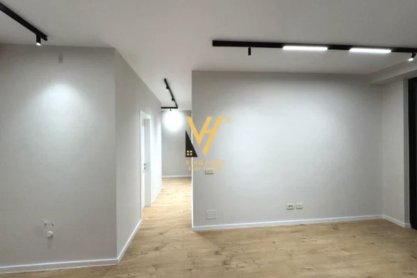 Ambient biznesi me qera 3+1 ne Tirane - 1,000 Euro