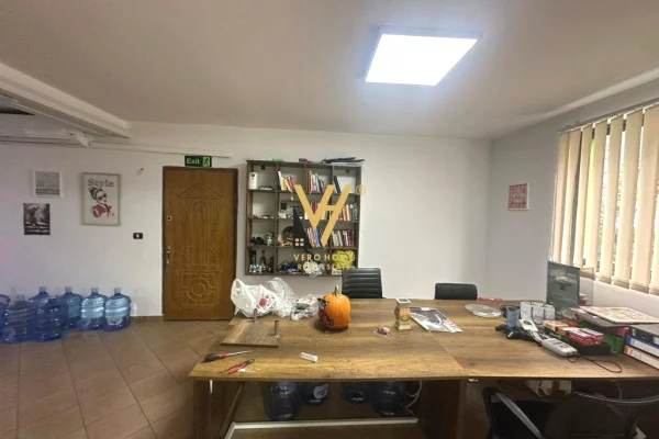 Business Property for Rent 3+1 in Tirana - 80,000 Leke