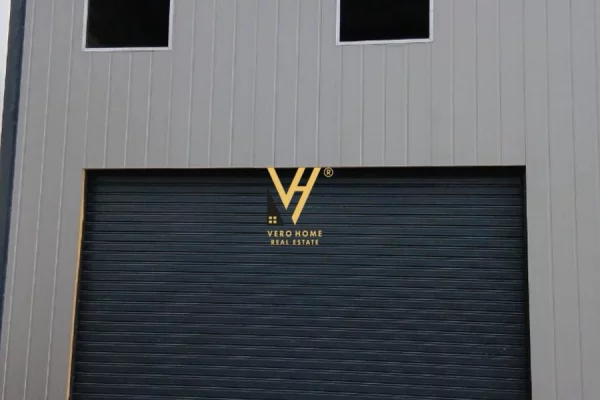 Business Property for Rent 4+1 in Tirana - 400,000 Leke