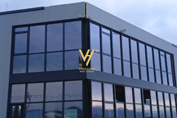 Business Property for Rent 4+1 in Tirana - 400,000 Leke