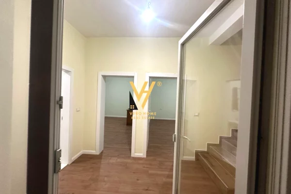 Shtepi me qera Vila Luksoze ne Tirane, 5+1, Mobilimi Bosh, pa mobiluar, Pagesa 110,000  Leke.