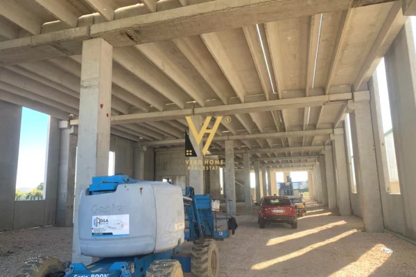 Ambiente Commerciale in Vendita 4+1 a Tirana - 1,800,000 Euro