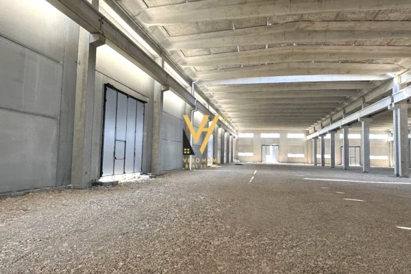 Ambiente Commerciale in Vendita 4+1 a Tirana - 1,800,000 Euro