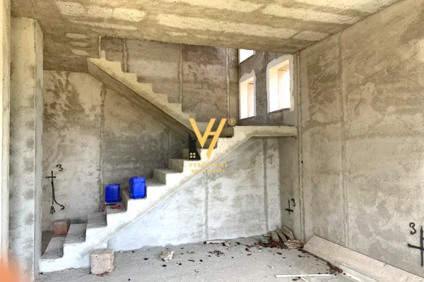 Luxury villas for sale in Tirana 5+1, Emty