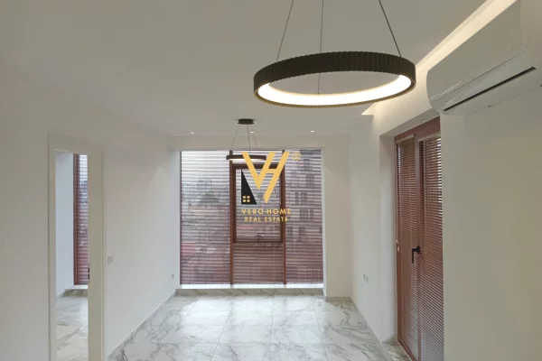 Ambiente Commerciale in Affitto 3+1 a Tirana - 1,200 Euro