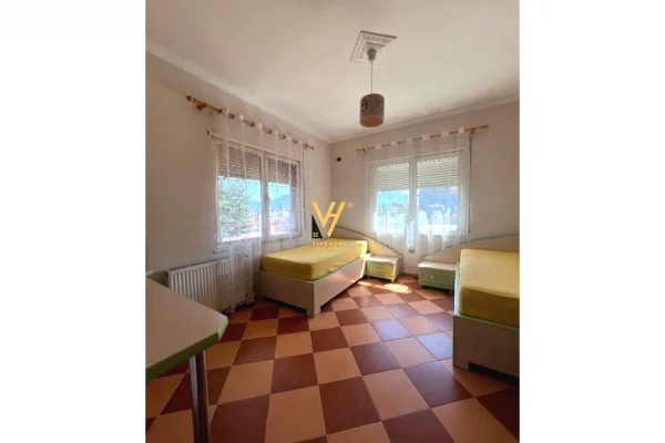 Shtepi me qera Vila Luksoze ne Tirane, 3+1, Mobilimi E mobiluar, Pagesa 1,200  Euro.