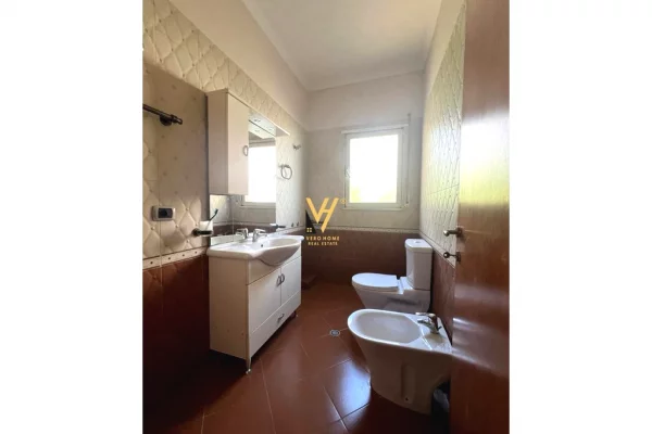 Shtepi me qera Vila Luksoze ne Tirane, 3+1, Mobilimi E mobiluar, Pagesa 1,200  Euro.