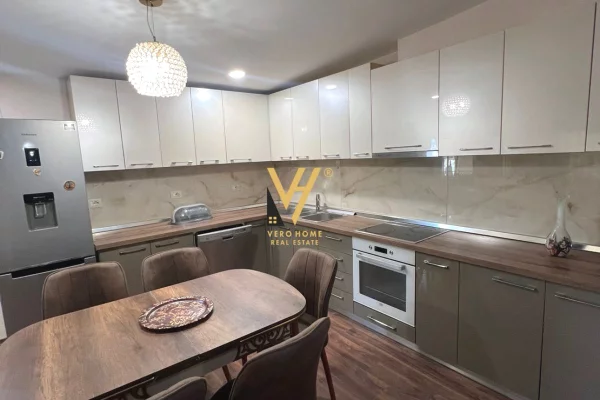 Shtepi me qera Apartament ne Tirane, 3+1, Mobilimi E mobiluar, Pagesa 600  Euro.