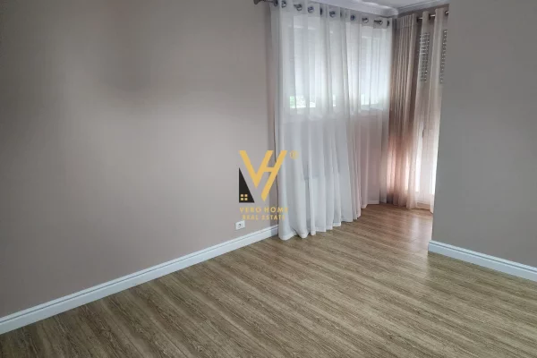 Shtepi me qera Vila Luksoze ne Tirane, 3+1, Mobilimi E mobiluar, Pagesa 2,000  Euro.