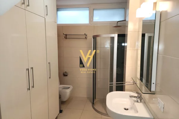 Shtepi me qera Vila Luksoze ne Tirane, 3+1, Mobilimi E mobiluar, Pagesa 2,000  Euro.