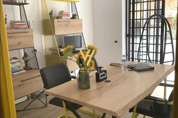 Ambient biznesi me qera 3+1 ne Tirane - 90,000 Leke