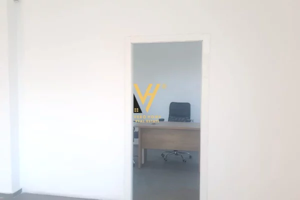 Ambient biznesi me qera 3+1 ne Tirane - 60,000 Leke