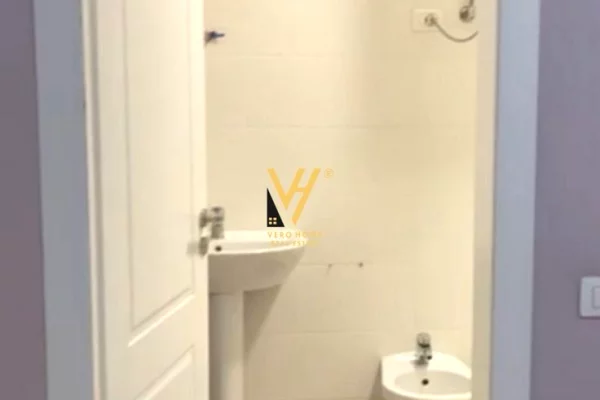 JEPET ZYRE 130 M2 ME QERA TE RRUGA 5 MAJI 50.000 LEKE