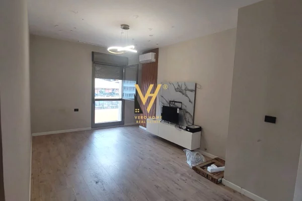 JEPET ZYRE 100 M2 ME QERA NE QENDER 1.500 EURO