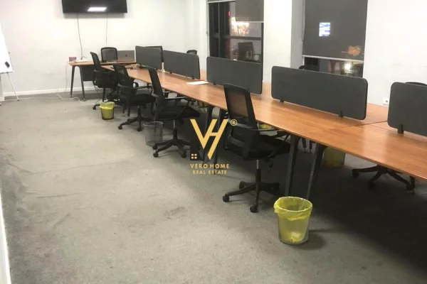 JEPET ZYRE 455 M2 ME QERA TE RRUGA HOXHA TAHSIM 5.000 EURO