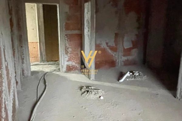 Shtepi ne shitje Apartament ne Tirane, 1+1, Mobilimi Bosh, pa mobiluar, Pagesa 75,000  Euro.