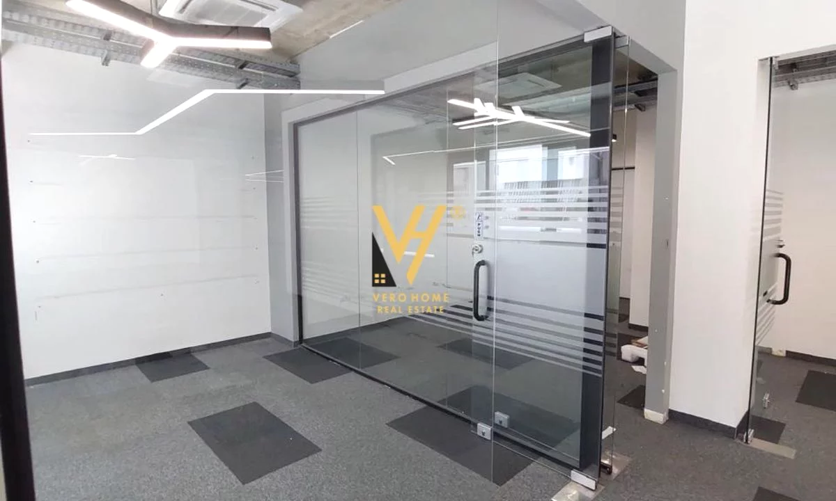 JEPET ZYRE 370 M2 ME QIRA TE RRUGA E KOSOVAREVE 7.000 EURO