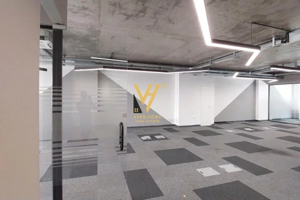 JEPET ZYRE 370 M2 ME QIRA TE RRUGA E KOSOVAREVE 7.000 EURO