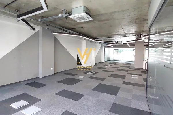 JEPET ZYRE 370 M2 ME QIRA TE RRUGA E KOSOVAREVE 7.000 EURO