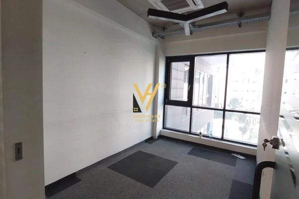 JEPET ZYRE 370 M2 ME QIRA TE RRUGA E KOSOVAREVE 7.000 EURO