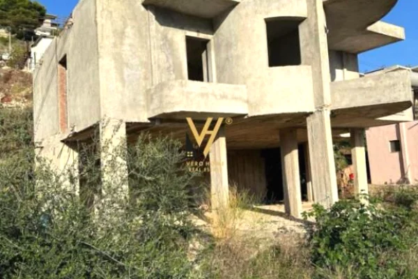 Shtepi ne shitje Vila Luksoze ne Sarande, 7+1, Mobilimi Bosh, pa mobiluar, Pagesa 190,000  Euro.