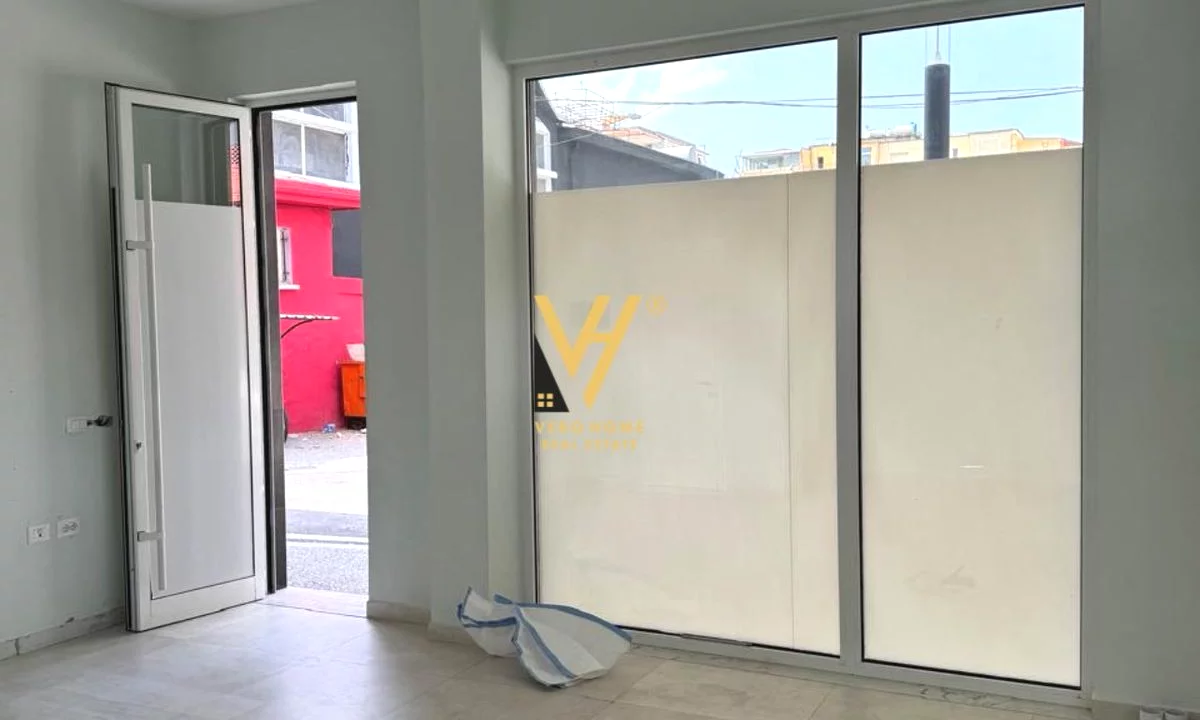 JEPET DYQAN 33 M2 ME QIRA TE KOMUNA E PARISIT 50.000 LEKE