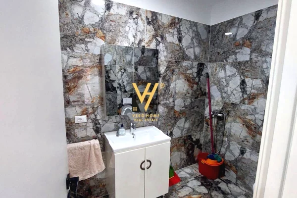 JEPET ZYRE 416 M2 ME QERA TE KOMUNA E PARISIT 5.000 EURO