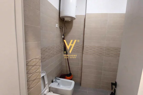 JEPET ZYRE 416 M2 ME QERA TE KOMUNA E PARISIT 5.000 EURO