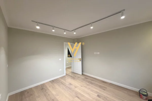 Shtepi ne shitje Apartament ne Tirane, 1+1, Mobilimi Bosh, pa mobiluar, Pagesa 125,000  Euro.