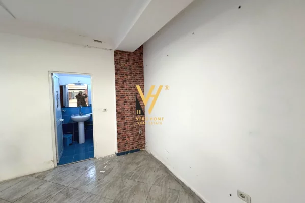 Business Property for Rent 3+1 in Tirana - 70,000 Leke