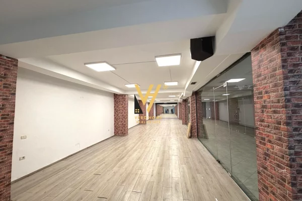 Business Property for Rent 3+1 in Tirana - 70,000 Leke