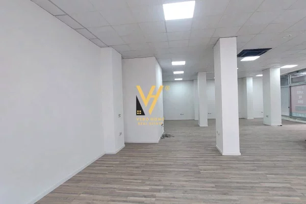 JEPET DYQAN 172 M2 ME QERA TE STACIONI TRENIT 2.600 EURO