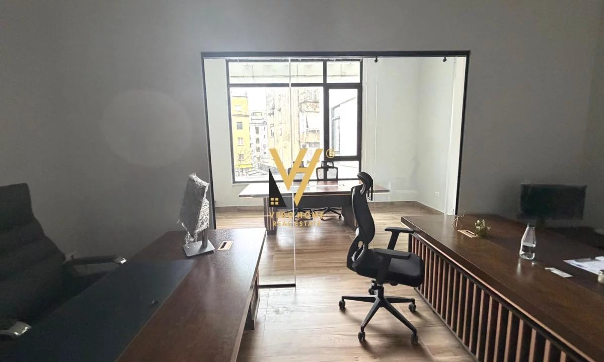 JEPET ZYRE 680 M2 ME QIRA TE RRUGA MINE PEZA 15.600 EURO