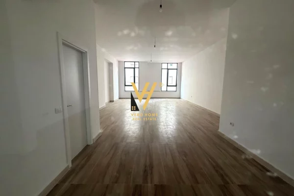 JEPET ZYRE 680 M2 ME QIRA TE RRUGA MINE PEZA 15.600 EURO