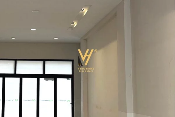 JEPET AMBIENT BIZNESI 90 M2 ME QERA TE RR.FROSINA PLAKU 90.000 LEKE