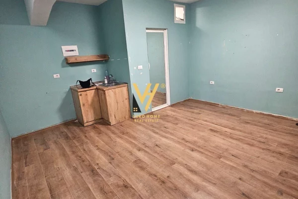 Business Property for Rent 3+1 in Tirana - 35,000 Leke