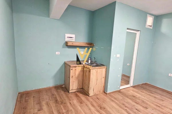 Business Property for Rent 3+1 in Tirana - 35,000 Leke