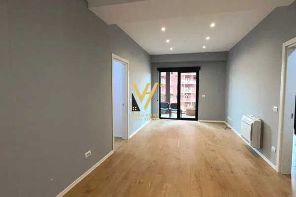 JEPET ZYRE 100 M2 ME QIRA TE RRUGA E KAVAJES 1.200 EURO