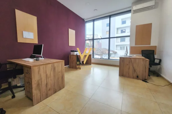 Ambiente Commerciale in Affitto 3+1 a Tirana - 47,000 Leke