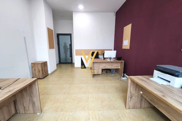 Ambiente Commerciale in Affitto 3+1 a Tirana - 47,000 Leke