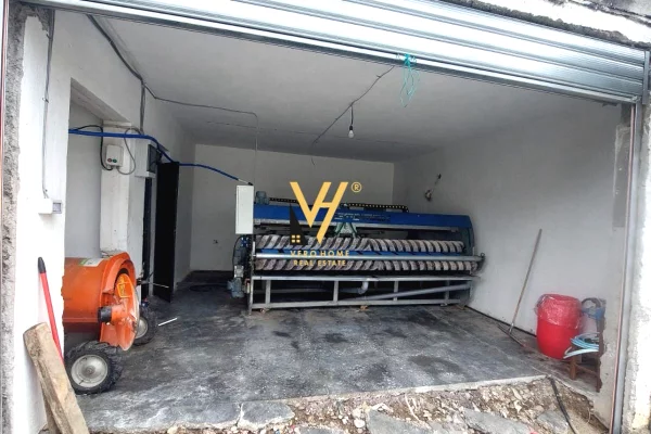 Truall ose Toke ne Tirane - 100,000 Leke